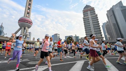 开云官网-深一度｜从“卷”到“暖”，上海半马这样跑过十年