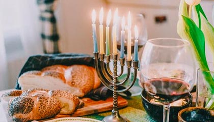 kaiyun-C罗携胜利队友迎接马内归队，并为他送上庆功蛋糕